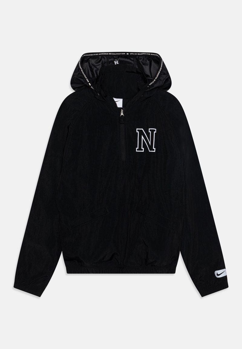 Musta vetoketjullinen huppari, jossa on etuvetoketju, kaksi sivutaskua ja valkoinen "N"-logo rinnassa. Hihassa on Nike-swoosh ja teksturoitu kangas.