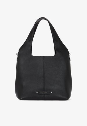 Sac à épaule en cuir noir avec une texture lisse, ouverture supérieure, et plaque de logo bien en vue. Comprend un compartiment zippé sur le côté.
