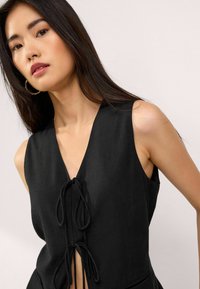 Next REGULAR FIT - Liemenė - black