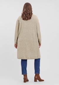 Vero Moda Curve VMCDOFFY LS LONG OPEN  NOOS - Gilet - sepia tint