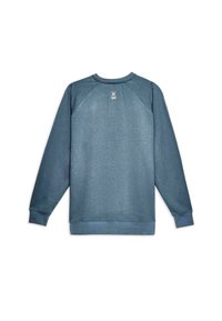 Sudadera de tela azul oscuro con una textura suave, con mangas largas, cuello redondo y un pequeño logotipo en la parte posterior.