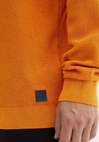 TOM TAILOR STRUKTURIERTER RUNDHALS - Trui - pumpkin orange melange