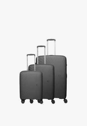 Drie zwarte harde koffers van verschillende maten met uitgeschoven zilverkleurige telescoopgrepen en elk vier zwenkwielen.