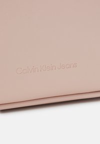 Calvin Klein Jeans SCULPTED FLAP MONO - Bandolera - pale conch