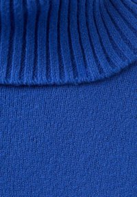 Tessuto in maglia di un maglione blu con collo alto a coste e una consistenza liscia e morbida. Il tessuto presenta un colore vibrante e uniforme.