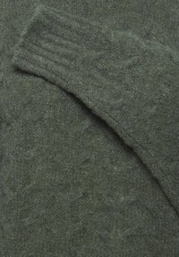 Dunkelgrüner Strickpullover mit gerippten Bündchen und einer strukturierten Oberfläche mit einem subtilen Muster. Weiches Material und lockere Passform.