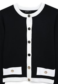 Schwarze Strickjacke mit weißem Kragen und Knopfleiste, ausgestattet mit fünf metallischen Knöpfen und weißen Akzenten an den Taschen. Strukturierter Strickstoff.