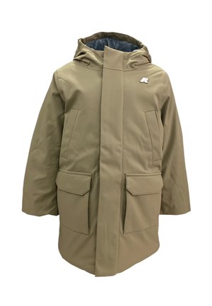 Cappotto invernale beige con cappuccio, due tasche sul petto, due grandi tasche con pattina e un piccolo logo sul petto sinistro.