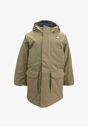 Cappotto invernale beige con cappuccio, due tasche sul petto, due grandi tasche con pattina e un piccolo logo sul petto sinistro.