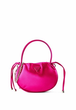 Helle pinke Satin-Handtasche mit abgerundeter Form, kurzen Griffen, dekorativen seitlichen Quasten und einem kleinen dreieckigen Metall-Logo vorne.