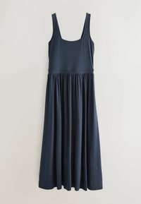 Ärmelloses navyblaues Midikleid mit tailliertem Oberteil und gerafftem Rock, das vor einem schlichten hellen Hintergrund hängt.