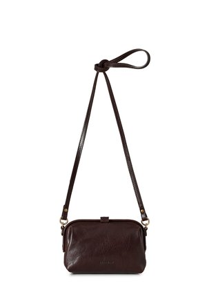 Donkerbruine leren crossbodytas met verstelbare band en goudkleurige hardware, met een sluiting bovenop.