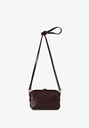 Sac bandoulière en cuir marron foncé avec une bandoulière réglable et des ferrures dorées, avec une fermeture à clip sur le dessus.