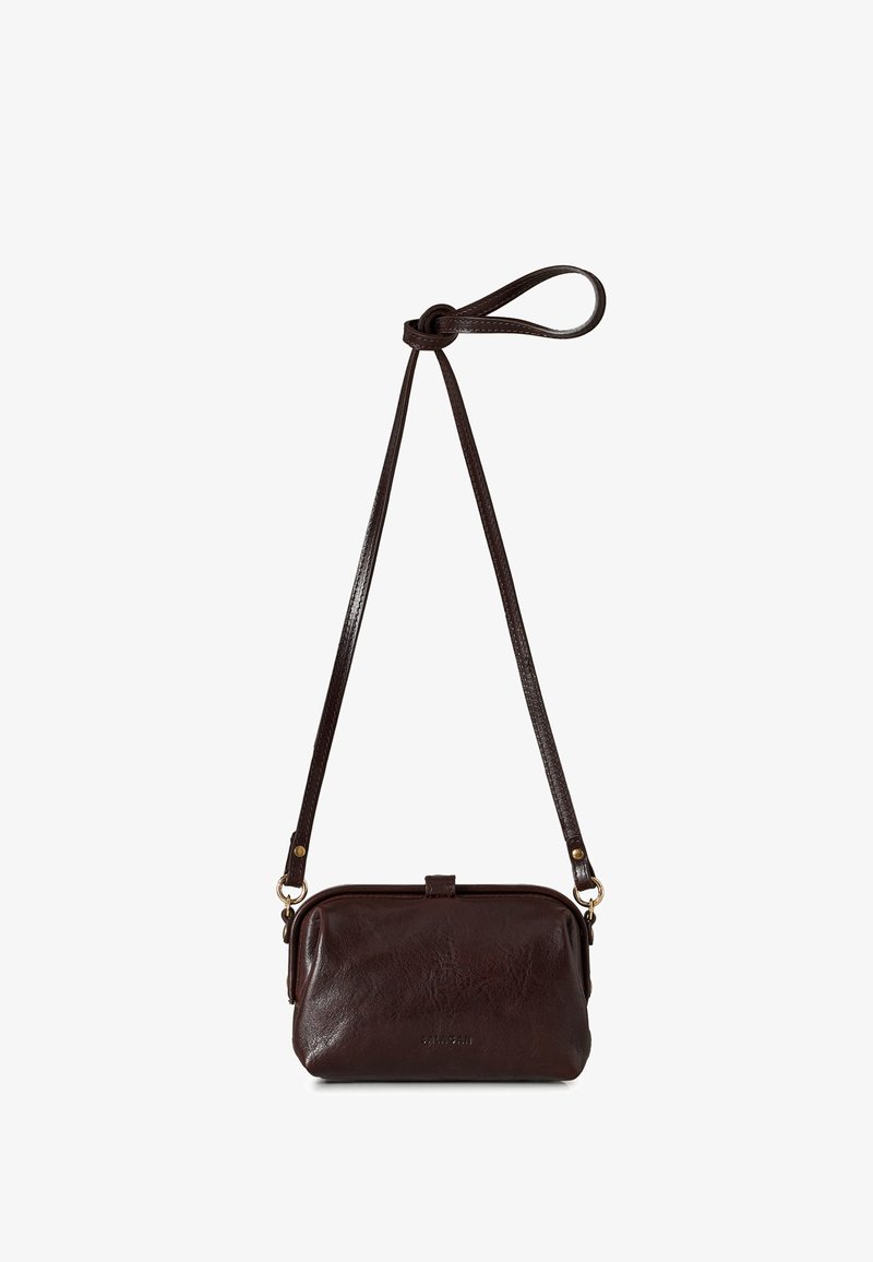 Bolso bandolera de cuero marrón oscuro con correa ajustable y herrajes en tono dorado, con cierre de clip en la parte superior.