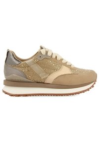 Sneaker da donna beige e oro con lacci beige, dettagli texturizzati scintillanti, accentuazione metallica nel tallone e suola a strati bianca e marrone.