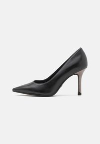 Scarpa nera con tacco alto a punta realizzata in pelle liscia, con tacco metallico lucido; design elegante e dettagli di cucitura minimi.