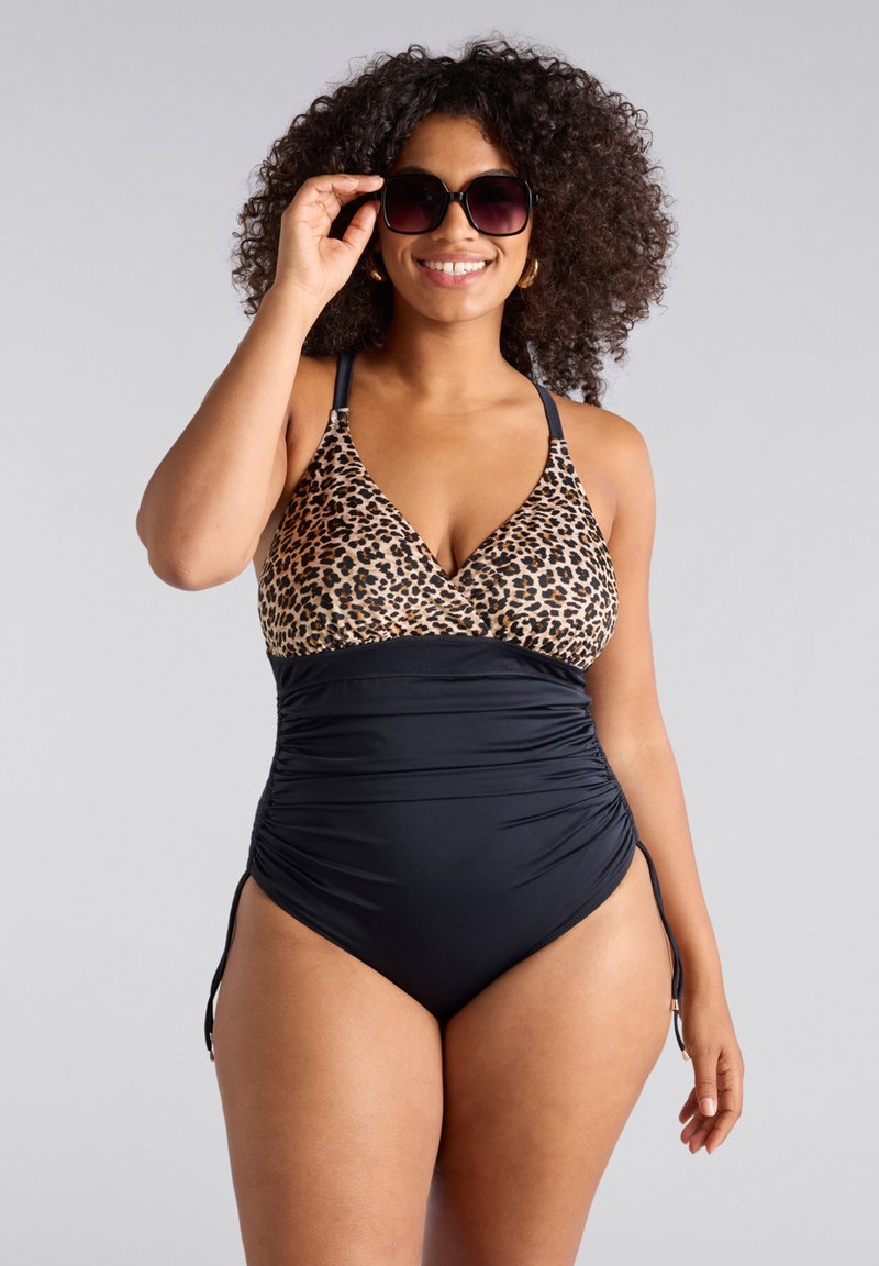 Svart och leopardmönstrad baddräkt med djup ringning, rynkade sidor, justerbara axelband och diskreta sidband.