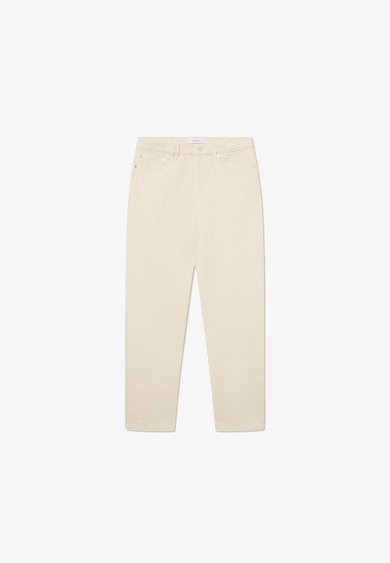 Calças de algodão bege com corte reto, apresentando uma cintura, bolsos frontais e um design minimalista. Frente lisa sem padrões visíveis.