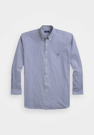 Ριγέ μακρυμάνικο πουκάμισο σε ναυτικό και λευκό, με κολάρο που κουμπώνει, κανονικούς γάντζους, και ένα μικρό λογότυπο στο στήθος. Υλικό από μείγμα βαμβακιού.