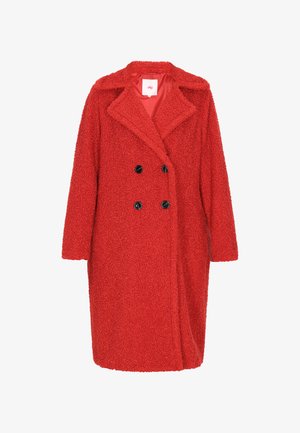 Czerwony płaszcz dwurzędowy o puszystej teksturze, z szalowym kołnierzem i czarnymi guzikami. Posiada długie rękawy i sylwetkę sięgającą do kolan.