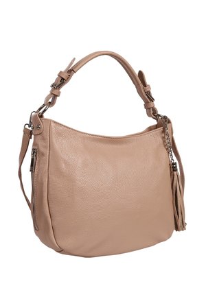 Beige gestructureerde leren handtas met korte handgreep, decoratieve kwast aan een ketting en een zijvak met rits.
