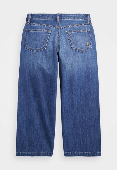 Denim traperice širokih nogavica u srednje plavoj boji, s visokim strukom, dva stražnja džepa s prošivenim dizajnom i bez vidljivih ukrasa.