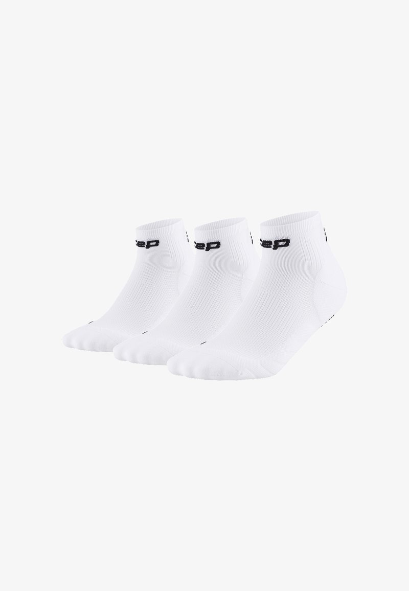 Drei Paar weiße Knöchelsocken aus einem glatten, dehnbaren Material, mit geripptem Muster und schwarzem Branding an den Bündchen.