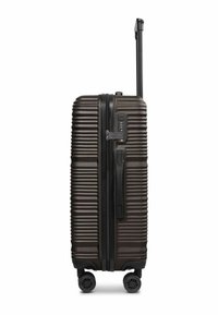 Valise rigide de couleur brun foncé avec un design texturé et rainuré. Elle dispose d'une poignée rétractable, d'un verrou et de quatre roulettes pivotantes pour une maniabilité optimale.