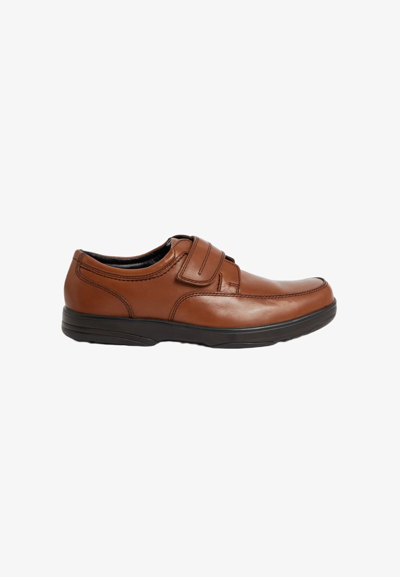 Scarpa in pelle marrone con punta arrotondata e due cinturini in Velcro regolabili; presenta una superficie liscia e una suola in gomma nera.