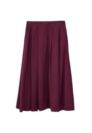 Falda midi de color rojo oscuro con plisados y bolsillos laterales, hecha de tela suave, mostrada sobre fondo blanco.