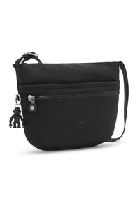 Schwarze Nylon-Crossbody-Tasche mit einem Reißverschlussfach, Logo-Patch und einem Affen-Schlüsselanhänger. Verfügt über eine schlichte, weiche Textur und ein schlankes Design.