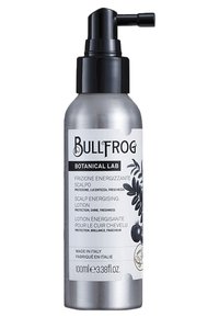 Silberne Sprühflasche mit schwarzem Pumpenkopf. Mit einem weißen Etikett, das schwarzen Text und botanische Grafiken enthält. Enthält 100 ml Kopfhaut-belebender Lotion.