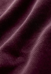 Sügavlilla kõrvitsakanga fabric, millel on sooniline tekstuur, pehmed lained ja peen läige. Silmapaistvad peened püstised jooned.
