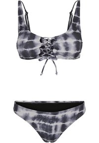 Bikini komplet v črno-sivi tie-dye barvi, ki vključuje top z vezanim sprednjim dizajnom, nastavljivimi naramnicami in ujemajočimi se nizkimi hlačkami.