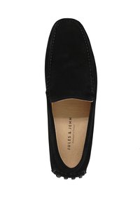 Schwarze Wildleder-Loafer mit runder Zehenpartie, Leder-Innensohle, gestickten Details und Gummi-Außensohle. Markenlabel "Jules & Jenn" sichtbar.
