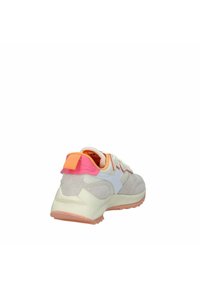 Scarpe da ginnastica in tonalità chiare con un mix di suede e tessuto. Presentano accenti rosa e arancione, logo bianco e suola texturizzata.