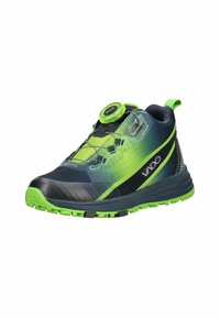 Leichtgewichtiger Sportschuh mit einem oberen Teil aus einem blauen und grünen Verlauf-Netzmaterial, ausgestattet mit einem BOA-Schnürsystem und einer strukturierten Gummisohle für guten Halt.