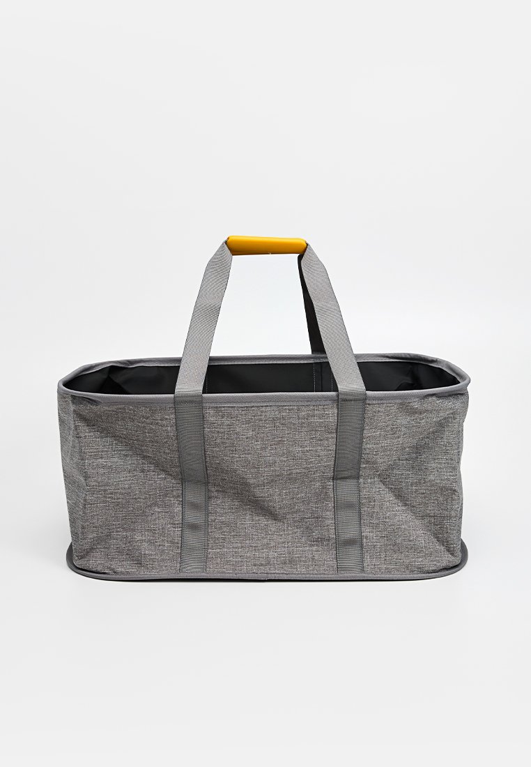 Graue Stofftasche mit rechteckiger Form, ausgestattet mit zwei grauen Griffen und einem gelben Griff, glatte Textur und kontrastierendes Innenfutter.