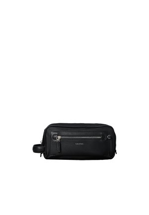 Schwarze rechteckige Kulturtasche aus Leder mit Frontreißverschlusstasche, seitlichem Griff und "Calvin Klein" Logo in silberner Schrift.