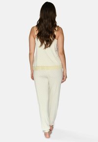 Setti pajamasi dengan pola kotak-kotak kuning muda dan putih, terbuat dari kain lembut, dengan desain kemeja tanpa lengan dan celana, aksen renda di bagian ujung.
