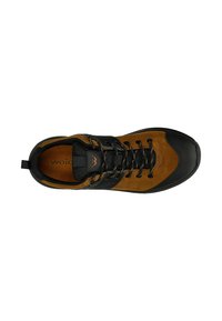Scarpa in suede marrone e materiale sintetico nero con linguetta in tessuto, lacci neri e dettagli forati. Suola in gomma. Logo del marchio visibile.