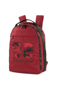 Mochila roja con correas acolchadas, que presenta un audaz número "92" en camuflaje negro y el logo de "SKECHERS". Tejido texturizado con detalles del zipper en negro contrastante.