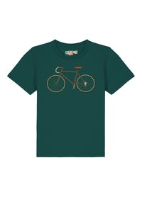 T-shirt en coton vert avec un graphique d'une bicyclette marron avec une selle rouge et des roues dorées, représentée dans un design simple et stylisé.
