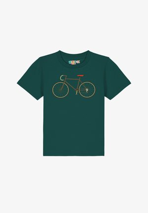 Groene katoen t-shirt met een grafisch ontwerp van een bruine fiets met een rode zitting en gouden wielen, afgebeeld in een eenvoudig, gestileerd ontwerp.