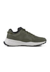 Scarpe sportive in verde oliva, con una tomaia texturizzata, dettagli neri, intersuola bianca e suola in gomma nera per una migliore aderenza.
