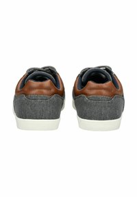 Sneakers in tessuto grigio con dettagli in pelle marrone, caratterizzati da una superficie texturizzata e suole in gomma bianca. La panoramica mostra la vista posteriore.