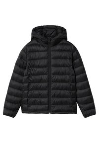 Svart puffjacka med huva, med dragkedja framtill, horisontell quiltad mönster och elastiska ärmar. Tillverkad av lätt, isolerat material.