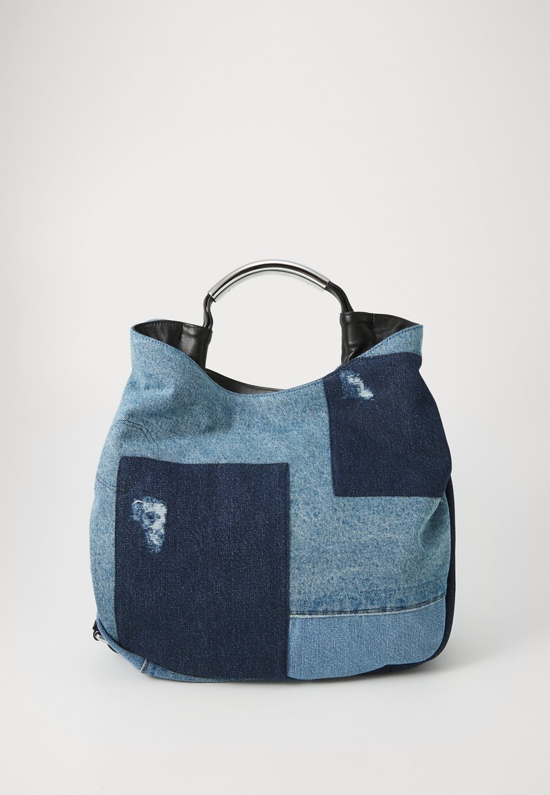 Džinsinė rankinė su pleistrais įvairių atspalvių mėlynos spalvos, su juodo odos apvadu ir apvaliu sidabriniu rankenėle. Textūruotas paviršius.