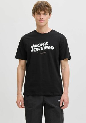 Sort bomulds T-shirt med hvid grafiktryk "JACK & JONES" på forsiden. Rund hals og korte ærmer, afslappet pasform.