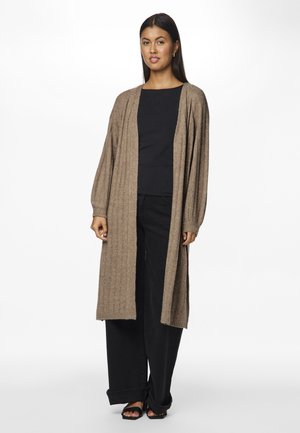 Long gilet ouvert en maille texturée marron ; présente des manches amples et une coupe décontractée. Associé à un haut noir et un pantalon à jambes larges.